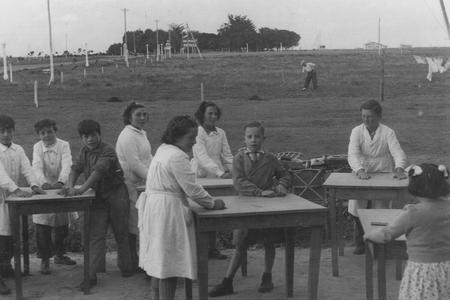 Primera escuela -  A lo lejos "El Contrabandista"